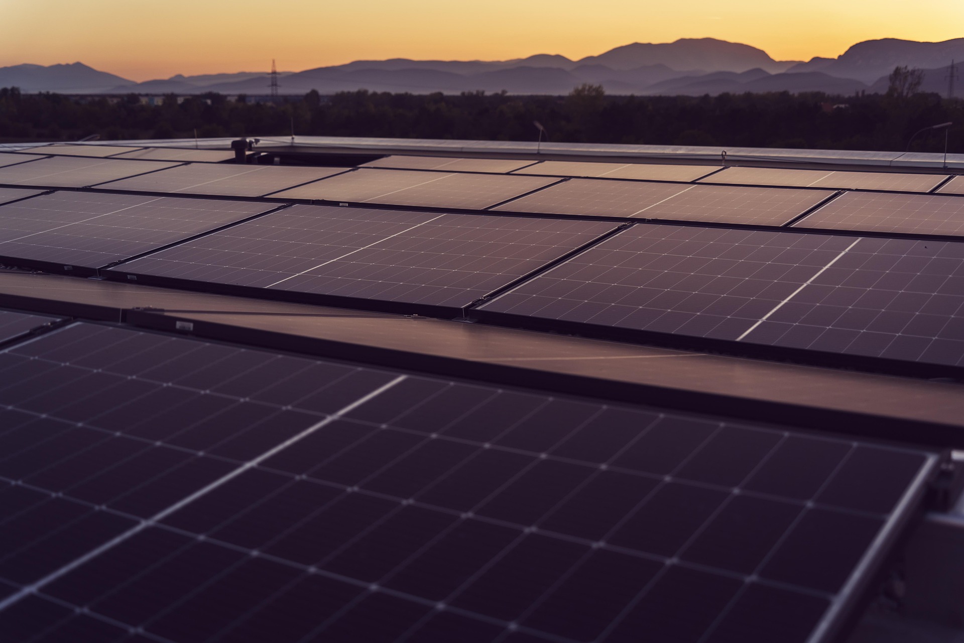 Instalación de placas solares en vivienda en Alicante con vistas al mar